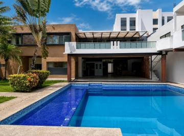 Casa · 810m² · 8 Recámaras · 5 Estacionamientos · Casa en Renta Av Huayacan Col Alamos 1 con Alberca y Palapa Propia