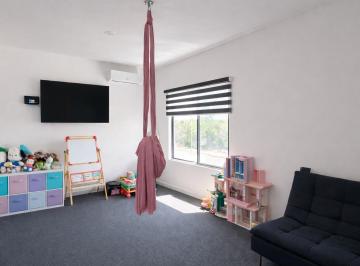 Casa · 212m² · 4 Recámaras · 3 Estacionamientos · Casa en Venta en La Rioja con Terreno Excedente