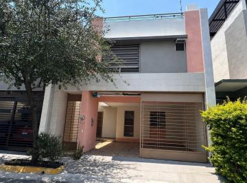 Casa · 233m² · 4 Recámaras · 2 Estacionamientos · Casa en Venta en Cerradas de Cumbres Sector Verona