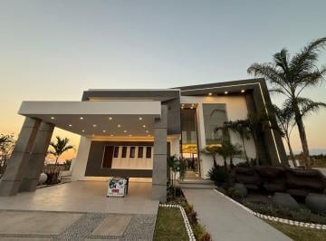 Casa · 519m² · 5 Recámaras · 2 Estacionamientos · Casa - Fraccionamiento Lomas de Cocoyoc