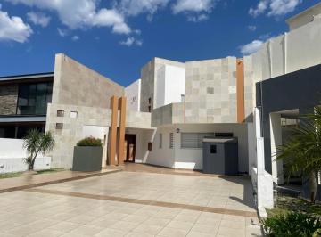Casa de 3 habitaciones, León · Casa en Venta en Club de Golf Los Naranjos León, Gto. con Vista Al Campo y Cochera Para 6 Autos.