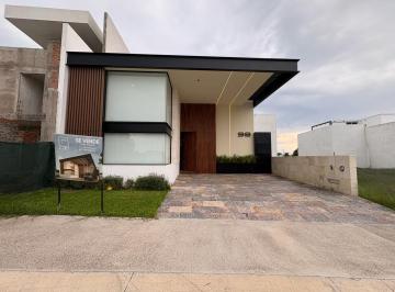Casa · 330m² · 3 Recámaras · 2 Estacionamientos · Venta Casa en Tamarindos Residencial Al Norponiente de La Ciudad Ga