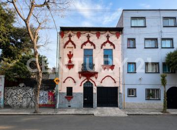 Casa · 234m² · 5 Recámaras · 2 Estacionamientos · Clasica Casa en Santa Maria La Rivera con 300 m² de Terreno.