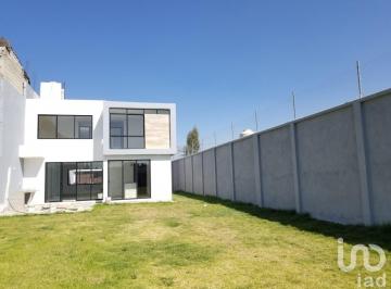Casa · 280m² · 3 Recámaras · 4 Estacionamientos · Casa Sola en Venta, con Amplio Jardin, Ubicada en Metepec.