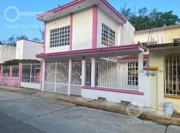 Casa · 191m² · 3 Recámaras · 2 Estacionamientos · Venta de Casa con 3 Habitaciones en Circuito Interior, Col. Ex Aeropuerto, Minatitlán, Ver.