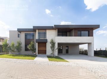 Casa · 572m² · 4 Recámaras · 8 Estacionamientos · Casa en Venta en El Campanario