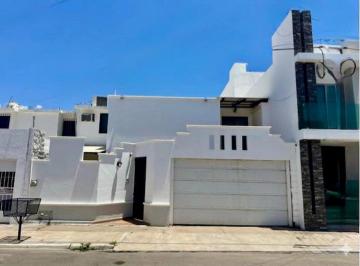 Casa de 3 habitaciones, Culiacán · Amplia Casa en La Campiña en Perfectas Condiciones con Patio Amplio