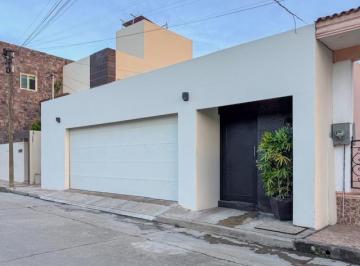 Casa · 475m² · 3 Recámaras · 2 Estacionamientos · Casa en Venta Fracc. Flamboyanes, Tampico, Tam. Cel.
