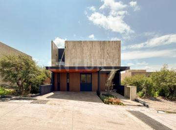 Casa · 238m² · 4 Recámaras · 2 Estacionamientos · Casa en Venta en Altozano