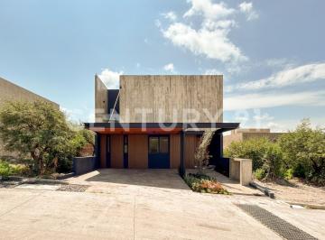 Casa · 238m² · 4 Recámaras · 2 Estacionamientos · Casa en Venta en Altozano