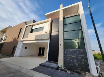 Casa · 350m² · 4 Recámaras · 2 Estacionamientos · Casa en Venta con Alberca en Lomas del Sol Riviera Veracruzana Alvarado Veracruz