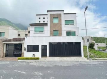 Casa · 320m² · 4 Recámaras · 2 Estacionamientos · Casa en Venta Cumbres 4to Sector Monterrey