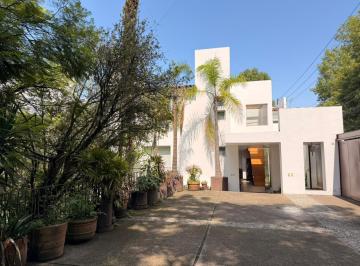 Casa · 350m² · 4 Recámaras · 4 Estacionamientos · Casa en Venta con Vista Al Lago