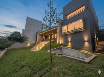 Casa · 832m² · 7 Recámaras · 4 Estacionamientos · Residencia Sierra Alta