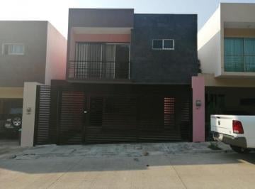 Casa · 3 Recámaras · 2 Estacionamientos · Casa en Venta en Romas Residencial, Poza Rica, Veracruz