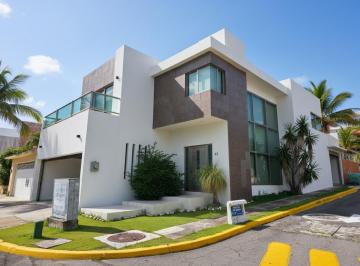 Casa · 216m² · 3 Recámaras · 4 Estacionamientos · Casa en Venta en Playas del Conchal Riviera Veracruzana