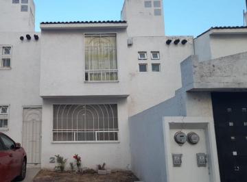 Casa · 103m² · 3 Recámaras · 2 Estacionamientos · Casa en Fraccionamiento Misión Mariana