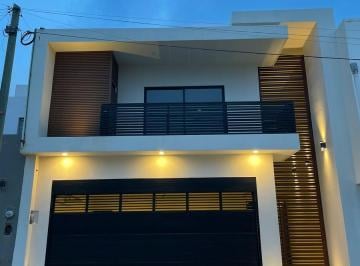 Casa · 237m² · 3 Recámaras · 2 Estacionamientos · Renta y Venta de Casa 3 Niveles con 3 Habitaciones en Calle Manuelfelguérez, Fracc. Paraíso, Coatz