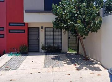 Casa · 94m² · 3 Recámaras · 2 Estacionamientos · Casa en Renta en Vistas Sur $9,200 Pesos (Incluye Mantenimiento)
