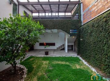 Casa · 297m² · 4 Recámaras · 2 Estacionamientos · Casa en Venta en Valle Real, con Amplio Jardín