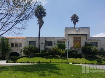 Casa · 890m² · 3 Recámaras · 5 Estacionamientos · Casa en Venta y Renta en El Campanario