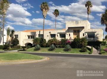 Casa · 890m² · 3 Recámaras · 5 Estacionamientos · Casa en Venta y Renta en El Campanario