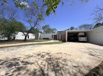 Casa de 3 habitaciones, Mérida · Casa de 1 Sola Planta con Amplio Jardín y Alberca, en Cholul.