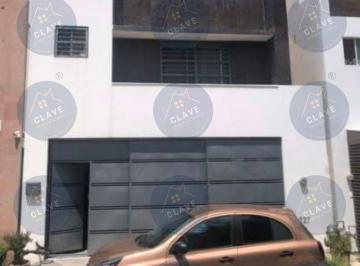 Casa · 280m² · 4 Recámaras · 4 Estacionamientos · Casa en Venta en Calzadas Anahuac
