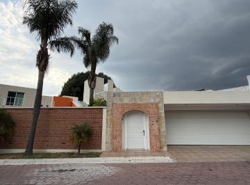 Casa de 4 habitaciones, Coronango · Casa en Venta en Exclusivo Fraccionamiento Atrás de Plaza San Diego.