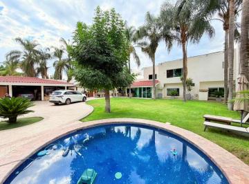 Casa de 4 habitaciones, León · Casa en Venta en Privada El Rosario, con 4 Recámaras y Alberca