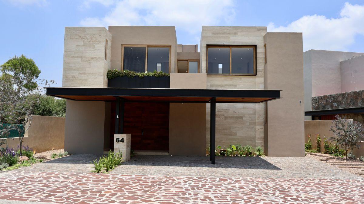 Experience the Ultimate Level of Exclusivity: Swimming Pool, Double-Height Ceilings – Altozano