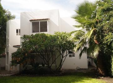 Casa · 318m² · 4 Recámaras · 3 Estacionamientos · Casa en Venta en Jurica Campestre Queretaro