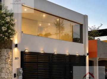 Casa · 488m² · 2 Estacionamientos · Casa en Venta Col. Chepevera Monterrey