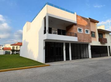 Casa · 353m² · 4 Recámaras · 2 Estacionamientos · Casa en Venta con Alberca en Fraccionamiento Real del Sur