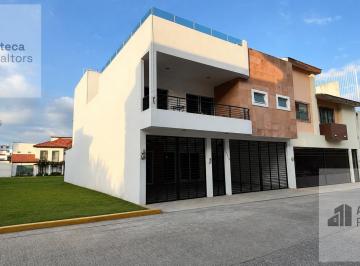 Casa · 353m² · 4 Recámaras · 2 Estacionamientos · Casa en Venta con Alberca en Fraccionamiento Real del Sur