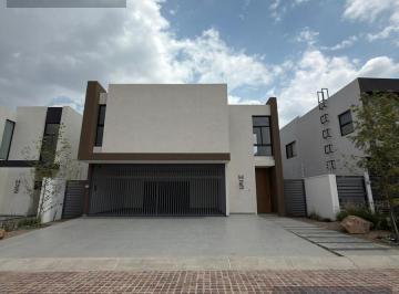Casa · 466m² · 5 Recámaras · 3 Estacionamientos · Casa en Renta en Residencial El Molino
