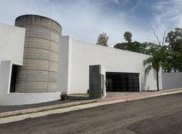 Casa de 3 habitaciones, Querétaro · Casa en Venta y Renta en Real de Juriquilla, Querétaro | Estilo Industrial con Jardín y Estudio Inde