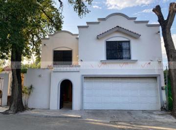 Casa · 250m² · 3 Recámaras · 2 Estacionamientos · Casa en Renta en Monterrey