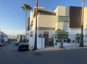 Casa · 413m² · 5 Recámaras · 2 Estacionamientos · Casa en Venta en Monterrey