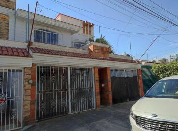 Casa de 3 habitaciones, Zapopan · Casa en Venta a Una Cuadra de Av Patria. Cerca Plaza Galerias.