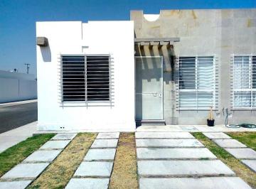 Casa · 65m² · 2 Recámaras · 2 Estacionamientos · Casa en Renta en Paseos del Bosque