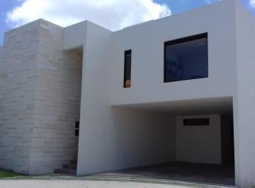 Casa · 315m² · 3 Recámaras · 3 Estacionamientos · En Privada con Excelente Ubicacion