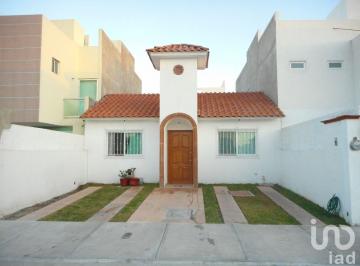 Casa · 132m² · 3 Recámaras · 3 Estacionamientos · Casa en Venta Las Trojes Corregidora Queretaro
