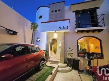Casa · 200m² · 3 Recámaras · 2 Estacionamientos · Casa en Venta Atrás de Costco con Jardín y Cochera Para 2 Autos