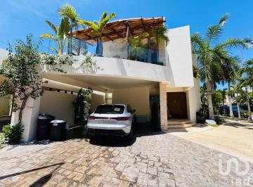 Casa · 302m² · 3 Recámaras · 2 Estacionamientos · Casa en Venta en Residencial Cumbre, Cancun