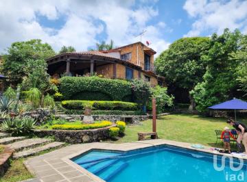 Casa · 503m² · 7 Recámaras · 10 Estacionamientos · Venta de Casa con Bungalows en Tepoztlan Morelos