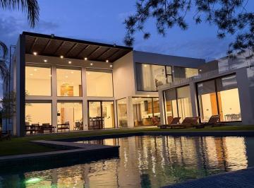 Casa en condominio de 4 habitaciones, León · Residencia en Venta en El Bosque Country Club
