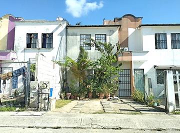 Casa de 2 habitaciones, Cancún · Casa en 2 Niveles con 85 m² de Superficie de Terreno con 2 Recámaras en Venta en Hda. del Caribe