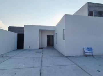 Casa · 187m² · 2 Recámaras · 2 Estacionamientos · Lomas de La Rioja II Casa en Venta de Una Planta con con Altura y Media Frente a Parque.