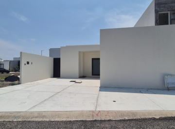 Casa · 187m² · 2 Recámaras · 2 Estacionamientos · Lomas de La Rioja II Casa en Venta de Una Planta con con Altura y Media Frente a Parque.